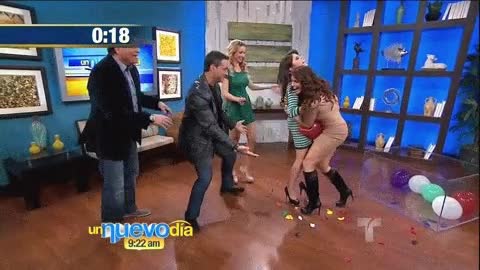 globos,explotar,chicas,abrazo,la rubia se acerca a lo perra en celo,programa,tele,un nuevo día