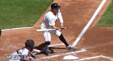 Enlace a Se le escapa el bate y gracias a eso consigue llegar a primera base