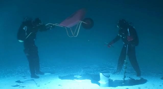 en realidad est&aacute;n bajo el hielo grabando al rev&eacute;s,carretilla,flotar,caer al fondo,hundirse,submarinisitas