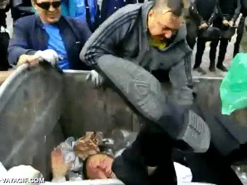 Un Ucrania no se están con tonterías, tiran a su ministro de economía a un contenedor de basura manifestación,muchedumbre enfurecida,tirar a la basura,ministro,ahí te quedas,ucrania