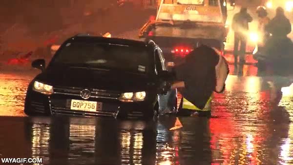 salvar,rescate,coche atrapado,inundaci&oacute;n,bombero,fail,al agua,un ba&ntilde;ito que a estas horas apetece