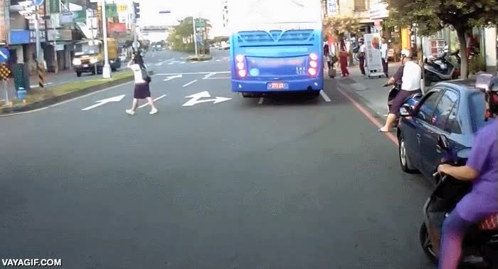 por poco,autobus,cruzar la calle,empanada,china