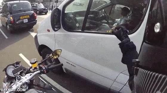Con lo fácil que es ser simpático con la gente y lo poco que cuesta motorista,fist bump,chocar,puño,moto,furgoneta,niño