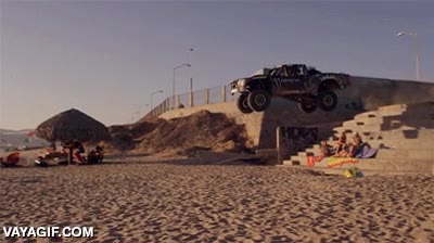 salto,coche,escaleras,chicas,temeridad,viviendo al l&iacute;mite,playa,arena