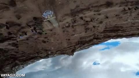 Así se vive un mortal hacia atrás sobre un cañón de varios metros de altura varios metros,salto,backflip,BTT,saltar,rampa,voltereta