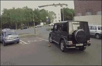 justiciera,motorista,tirar,basura,devolver,pagar con su misma moneda