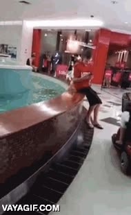 movil,al agua,fuente,se&ntilde;or,silla de ruedas,tirar,fin del empanamiento