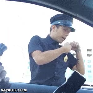 policias,parodia,botella,pistola,agente,trampa