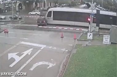 saltar,valla,cruzar,tranvia,accidente,chocar,coche