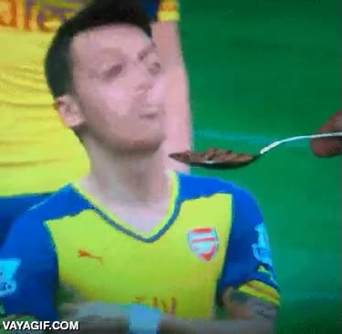 comida,Arsenal,molestar,cuchara,televisión,ozil,cereales,espantar