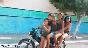 chungo,pistola,moto,caida,ir de malote,fail,qué es un casco?,al suelo