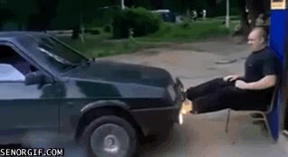 Esto es un día de aburrimiento normal en Rusia coche,ruso,aburrimiento,fuerte,frenar,pies,empujar,motor,menuda fuerza