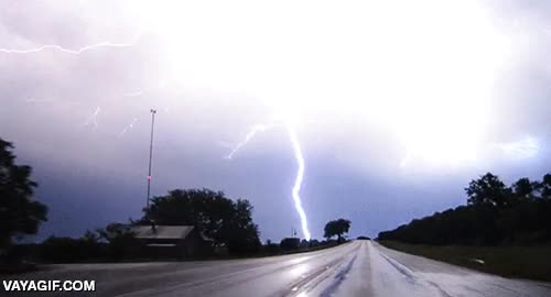 te cae encima y te fulmina,rayos,rel&aacute;mpagos,tormenta,coche,carretera,miedo