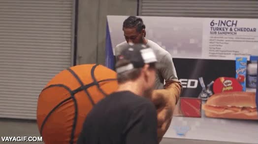 manos gigantes,pelota,canasta,gigante