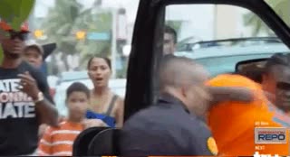 tumbar,pu&ntilde;etazo,agente,oficial,mujer muy fuerte,a mala leche no le gana nadie