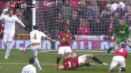 vidic,manchester united,futbol,poner la cabeza,jugarsela,pelotazo,por poco,chutar