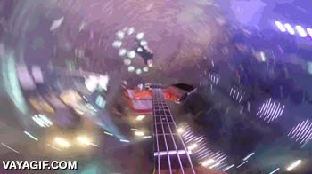 El bajista de 'A Day to Remember' lanza su instrumento a un compañero con una GoPro atada el viaje del bajo,pasar,4 cuerdas,gopro