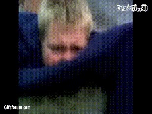 no ayudar,ni&ntilde;o,hielo,piscina,no poder salir,resbalar,agarrado