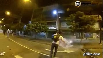 atrapar,bomba de humo,gas lacrimogeno,al vuelo,devolver,lanzar