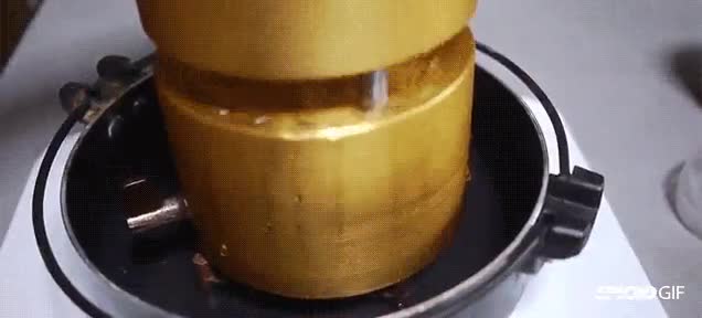 Así se pueden conseguir esferas perfectas de hielo a base de presión esferas,bolas,hielo,prensa,presion,apretar