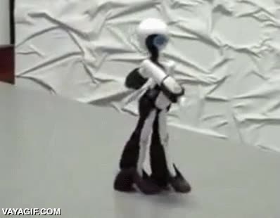 robot,robota,tacones,movimiento,caminar,andar