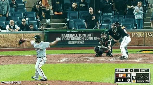 La primera vez que lo veas, nada fuera de lo común. Ahora fíjate en la parte izquierda de las gradas ese niño lo habría hecho mucho mejor,vivirlo,futura promesa del baseball,beisbol,bateador,batear