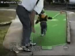 minigolf,mini-golf,ni&ntilde;a,caer,charco,al agua,por tener tanta prisa