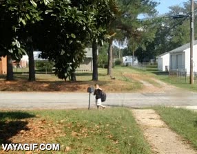 el ni&ntilde;o amigo del buz&oacute;n,ni&ntilde;os locos,pegar,mochila,camara de vigilancia