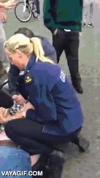 aprovechar para dar un mensaje,lavarse los dientes,camara,troll,cepillo,detencion,detener,policia