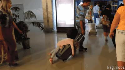 niña,padre,maleta,ruedas,trolley,encima,dormida,dormir