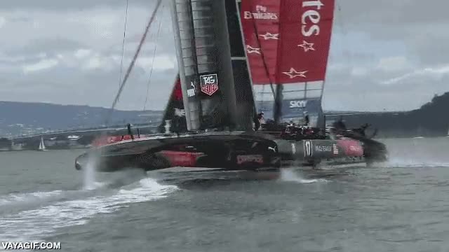 catamaran,barcos,por poco,esquivar,en el &uacute;ltimo momento