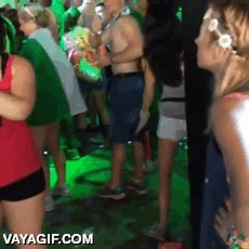 Tomorrowworld Music Festival,un poco raro,si está sorda la chica...,canciones,lengua de signos,signar,bonito gesto