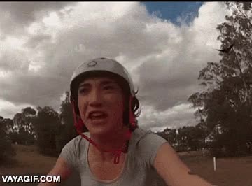 halcon,rapaz,casco,chica,recuerdo en la espalda,falcon kick,ciclista