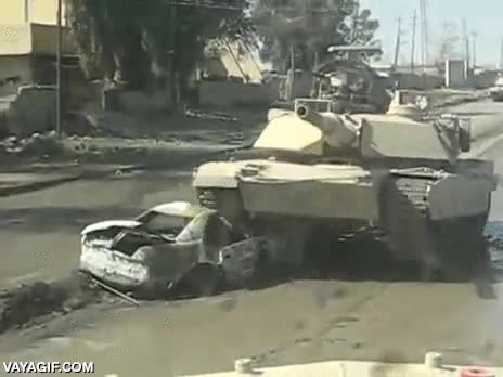 coche,tanque,explotar,explosion,ya estaba destrozado igualmente,aplastar