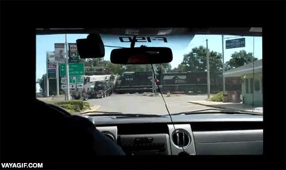 paso a nivel,tren,mercancias,arrollar,arrastrar,arrasar,saltarse,accidente