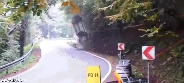 accidente,rally,coche,salirse,rebotar,vueltas de campana