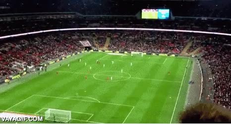 futbol,avion de papel,lanzar,campo,punteria,darle,suerte,acertar
