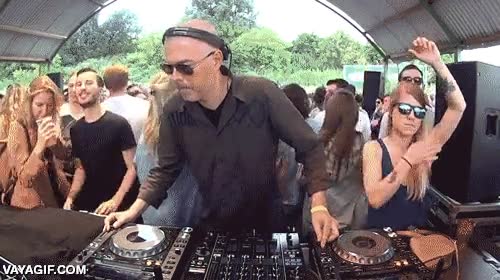 chica,fiesta,dj,sucia,asco,alguien deber&iacute;a haberle avisado de la c&aacute;mara,sobaco