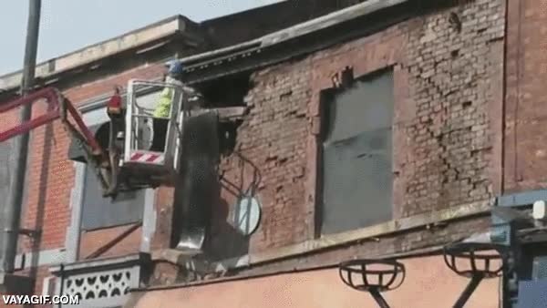 con un palo,tirar,casa,edificio,ladrillos,derrumbar