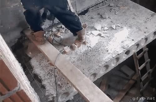 Me gustaría decir que no me lo esperaba, pero es que no... vaya genius,apoyado,cortar,suelo,caer,al menos solo cae de un piso,fail