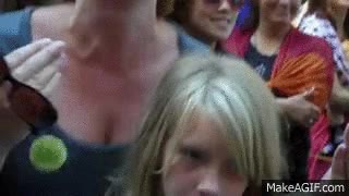 madre,niña,careto,vergüenza ajena,dandolo todo,concierto