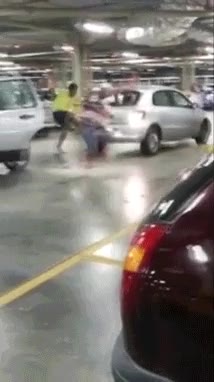 intento de atropello,coche,road rage,parking,por poco,atropellar