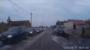 coche,troll,derrapar,mojar,gente,charcos,muy gracioso