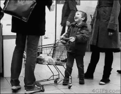 enseñar modales,sin violencia,tirar,leche,por encima,niño maleducado,repelente,carro,carrito,supermercado