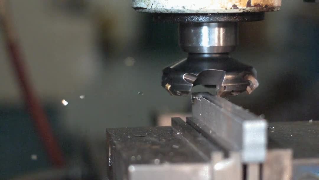 fresadora,taladro,maquinaria,taller,camara lenta,pieza de metal