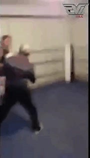 pelear,boxear,boxeador,abuelo,a tope,esquivar,paliza al joven