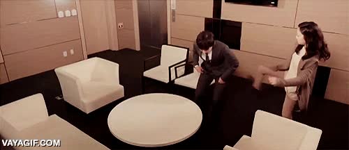 corea,asia,kdrama,caida,silla,sentarse,patada,apartar,al suelo