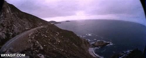 Si el que grababa esto no era Superman, ya deben existir los coches voladores voladores,coches,salir de la curva,superman,parece que planea