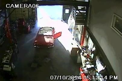 La importancia de no olvidarse del freno de mano, o por lo menos tener unos muy buenos reflejos reflejos,correr,velocidad,freno de mano,coche,puerta abierta,irse hacia atrás,por poco,salvar