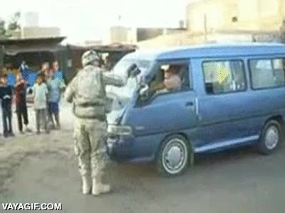 limpieza,limpiar,vidrio,y sin pedir nada a cambio,pero si te pasas tiene una metralleta,control,ejercito,soldado